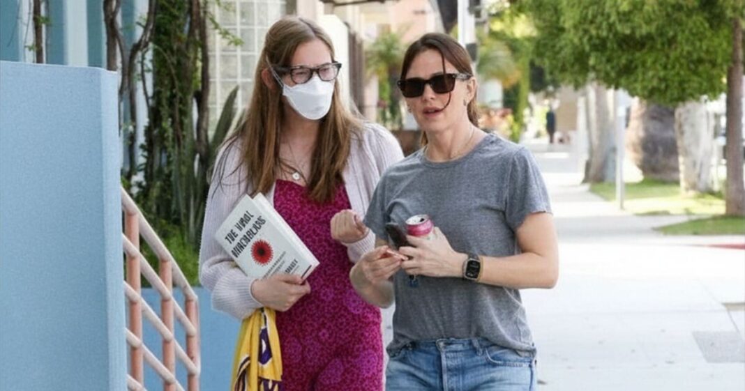 Violet Affleck: From Yale Halls to UN stage — everything happening in 2026 Violet Affleck and Jennifer Garner walk on Road